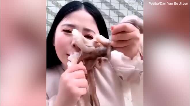 Video: Livestream ăn bạch tuộc sống, nữ vlogger xinh đẹp nhận cái kết bẽ bàng