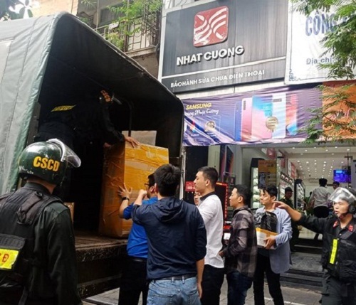 Hà Nội: Công an bất ngờ khám xét hàng loạt cửa hàng của Nhật Cường Mobile