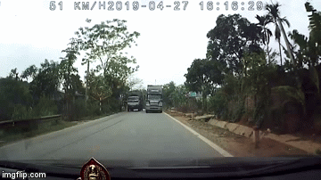 Video: Container lấn trọn làn đường ngược chiều, suýt đâm trực diện ô tô con