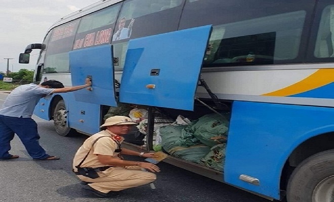 Hà Tĩnh: Phát hiện 2 xe khách chở hàng hóa không rõ nguồn gốc