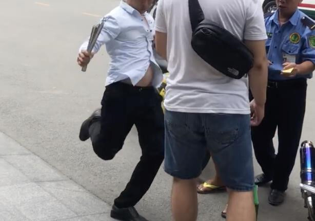 Tài xế taxi rút côn đòi đánh khách Nhật: Có thể bị xử phạt thế nào?