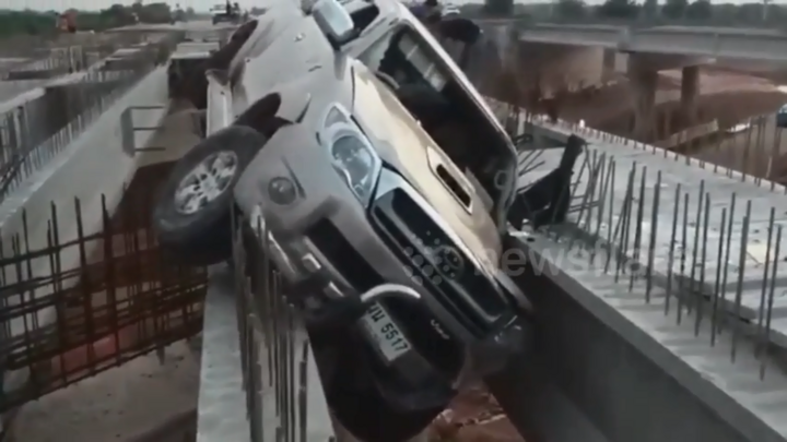 Video: Liều đi qua cầu đang thi công, ô tô bị “bó cứng” giữa hàng loạt thanh thép