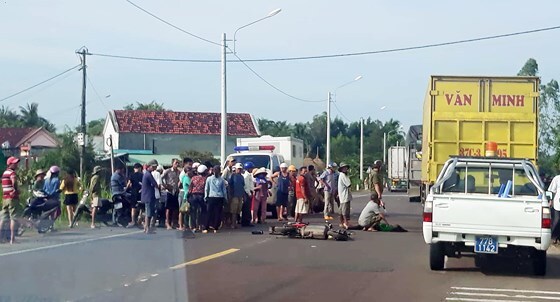 Tin tai nạn giao thông mới nhất ngày 10/5/2019: Xe biển xanh va chạm xe đạp điện, 2 mẹ con tử vong