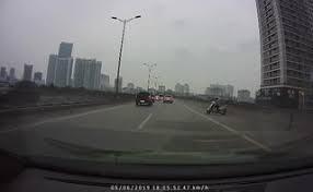 Video: Hoảng hồn xe “ninja Lead” định đi ngược chiều trên cao tốc