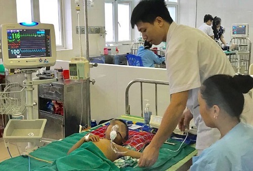 Dùng thuốc nam trị sốt, bé trai bị suy đa thận, nguy kịch tính mạng