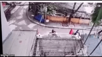 Video: Khoảnh khắc nữ tài xế lùi xe Camry tông chết người đi xe máy trên phố Khương Trung