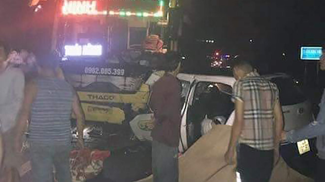 Tai nạn kinh hoàng ở Quảng Ninh: Taxi đấu đầu ô tô khách, 3 người chết