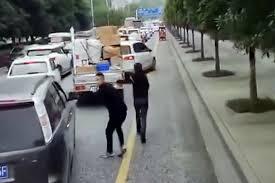 Video: Giao thông tắc nghẽn, hai thanh niên chạy bộ “dọn đường” cho xe cứu hỏa