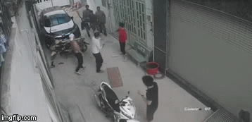 Video: 2 nhóm thanh niên hỗn chiến kinh hoàng trong hẻm, 1 người chết