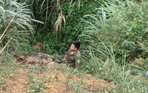 Ngửi thấy mùi lạ, người dân đi tìm phát hiện thi thể người đang phân hủy dưới cống