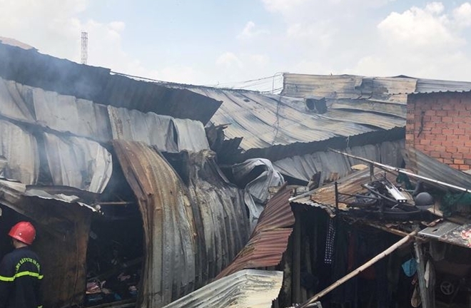 TP.HCM: Kho xưởng chứa giường nệm y tế rộng gần 1.000m2 bốc cháy dữ dội