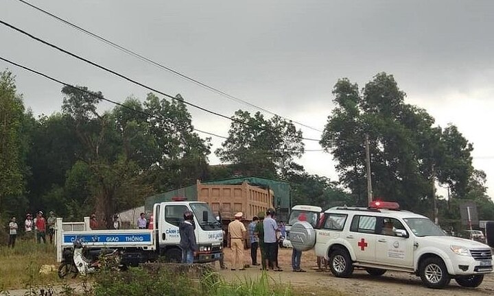 Xe ben kéo lê xe máy một đoạn dài, đôi nam nữ tử vong thương tâm