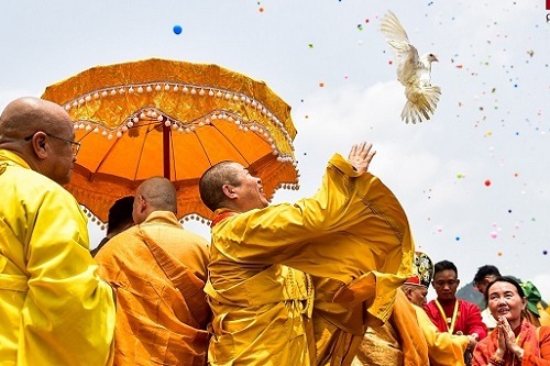 Độc đáo nghi lễ tắm Phật chùa Tam Chúc, mừng Đại lễ Phật đản Vesak 2019
