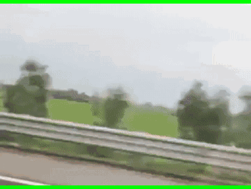 Video: Giật mình cảnh tài xế xe cứu thương vừa lái xe vừa gác chân nghe điện thoại