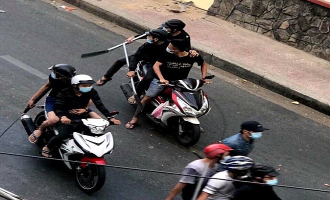 Nam sinh lớp 9 bị chém gục tại cổng trường vì mâu thuẫn tình cảm