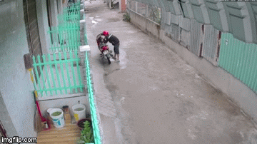 Video: Thanh niên bẻ khóa xe máy trong 10 giây rồi cùng đồng bọn chạy mất hút