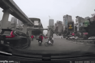 Video: Đi sai đường, thanh niên còn hùng hổ đạp lên capo thách thức tài xế