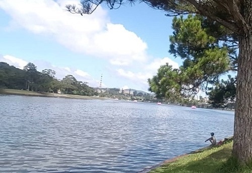 Bàng hoàng phát hiện thi thể cô gái trẻ nổi trên hồ Xuân Hương