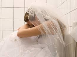 Cô gái đau đớn khi đêm tân hôn chồng vào viện chăm tình cũ