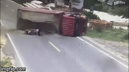 Video: Khoảnh khắc xe tải lật ngửa, cát đổ chôn vùi 2 người gặp tai nạn