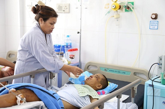 Đau lòng cảnh bé trai bại não được nhà chùa cưu mang suốt 12 năm bị xe tải cán nguy kịch