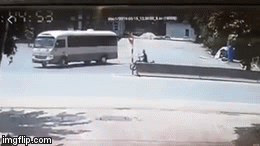 Video: Lao xe máy tông thẳng ôtô đang quay đầu, thanh niên ngã văng xuống đường