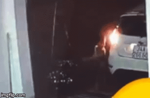 Video: Đang lùi ô tô, tài xế “toát mồ hôi” vì cậu bé chạy qua đuôi xe