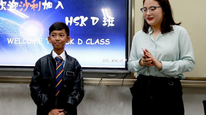 Miệt mài học 16 thứ tiếng, cậu bé bán hàng rong ở Campuchia bất ngờ được đi du học