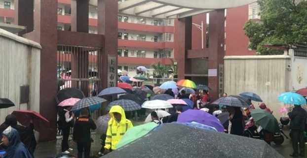 Bi kịch phụ huynh xông vào lớp giết chết bạn học của con gái, biết lý do ai cũng đau lòng