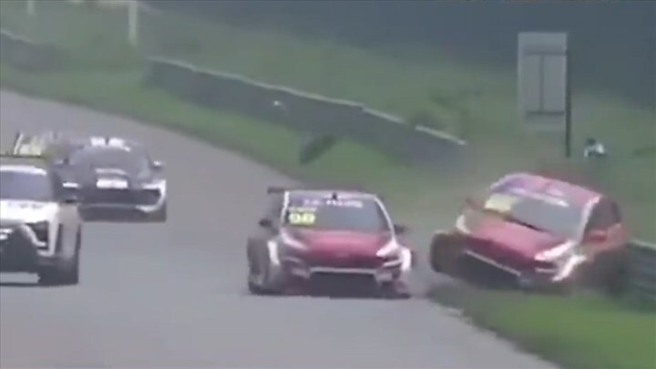 Video: Xe an toàn xuất hiện đột ngột giữa đường đua gây tai nạn