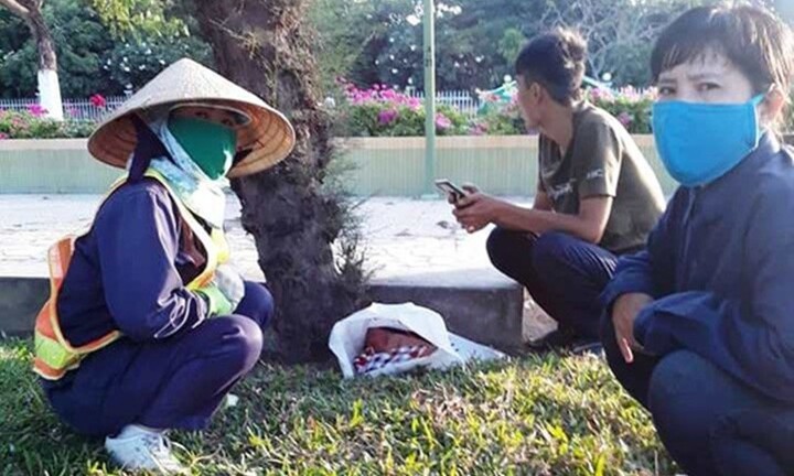 Xót xa bé sơ sinh còn nguyên rốn bị bỏ rơi trong công viên