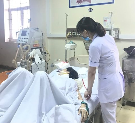 Nghi án chồng cứa cổ vợ rồi tự sát ở Hà Tĩnh: Nạn nhân qua cơn nguy kịch