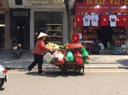 Nhọc nhằn những phận người phơi mình mưu sinh dưới cái nắng như đổ lửa