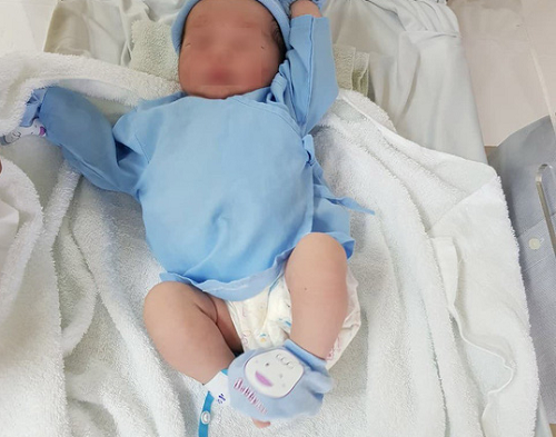 Tá hỏa phát hiện trẻ sơ sinh còn nguyên dây rốn bị bỏ rơi trước cửa nhà dân