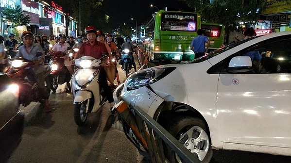 Tin tức tai nạn giao thông mới nóng nhất hôm nay 20/5/2019: Xe buýt tông taxi công nghệ