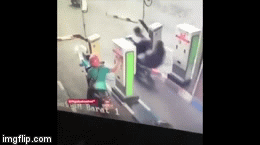 Video: Vừa lái xe vừa dùng điện thoại khi chở bạn gái, thanh niên nhận cái kết đắng