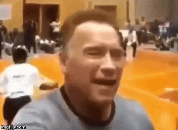 Video: Cựu Thống đốc California Arnold Schwarzenegger bị đạp thẳng vào lưng khi đang dự sự kiện