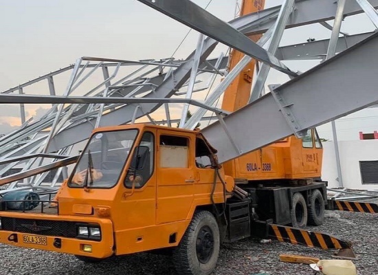 Sập khung nhà xưởng ở Bình Dương, 4 người thương vong