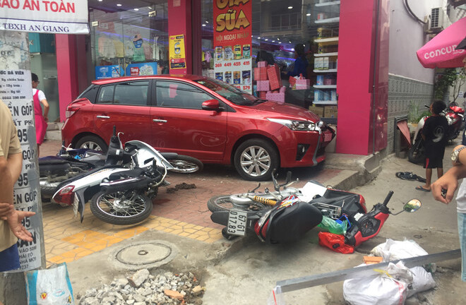 Tin tức tai nạn giao thông mới nóng nhất hôm nay 20/5/2019: Ô tô lao lên vỉa hè, 4 người bị thương