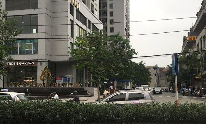 Bé trai nguy kịch vì bị tường chung cư Goldsilk Complex đổ: Trách nhiệm thuộc về ai?