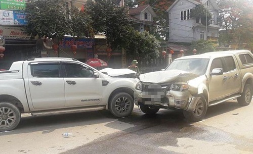 Nghi án chồng đâm vợ trọng thương, đốt nhà rồi tông vào xe tình địch
