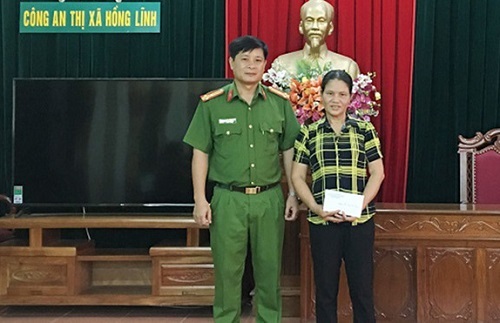Tuyên dương người phụ nữ ve chai trả lại 15 triệu nhặt được