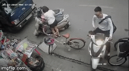 Video: Khoảnh khắc xe SH bất ngờ lao mạnh vào cửa hàng tạp hóa