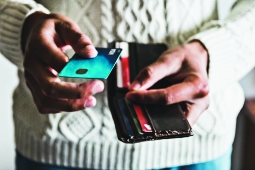 Lãi suất thẻ tín dụng cao đè nặng lên kinh tế Mỹ