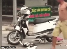 Video: Nghi vợ ngoại tình, chồng điên tiết đập nát xe máy để trút giận