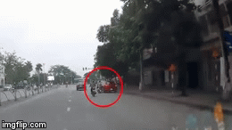 Video: Khoảnh khắc nữ tài xế ô tô phóng nhanh, vượt ẩu 