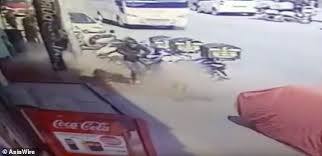 Video: Cô gái bị đống gạch rơi trúng đầu vẫn tỉnh táo như thường