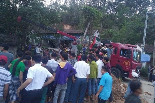 Tìm kiếm thi thể người đàn ông bị đất vùi ở độ sâu 7m khi đào giếng ở Nghệ An