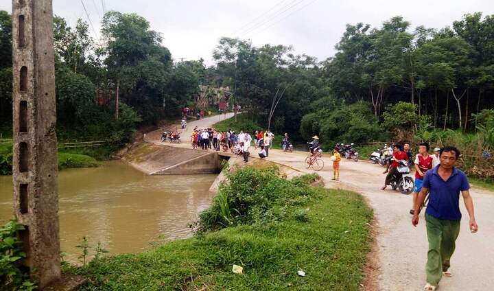 Vụ lao xe xuống suối ở Thanh Hóa: Đi bộ hơn 4km về nhà, hôm sau nhớ ra bạn đi cùng nằm dưới suối