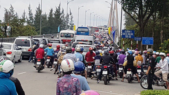 Cầu Rạch Miễu thường xuyên kẹt cứng vì sự cố giao thông